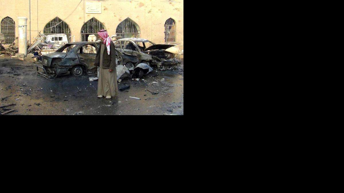 
Un hombre mira dos vehículos destruidos por supuestos bombardeos de las fuerzas del gobierno sirio en una zona controlada por los yihadistas.


