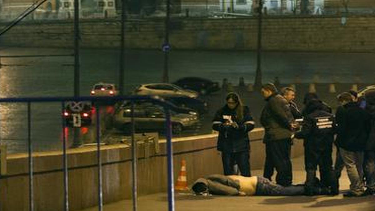
Policías investigan el área en donde yace el cuerpo del dirigente opositor Boris Nemtsov, quien fue asesinado a balazos el viernes en la Plaza Roja, Moscú.
