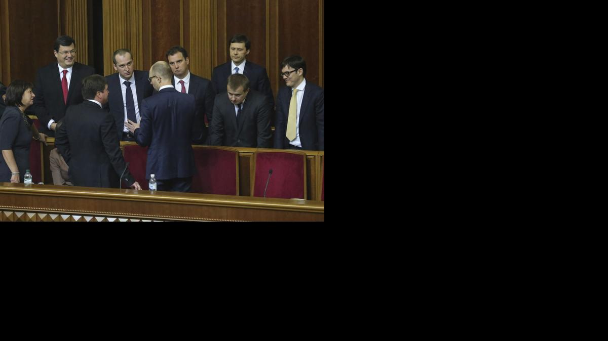 
El primer ministro ucraniano, Arseniy Yatsenyuk (cen.), habla con los candidatos a obtener cargos en su nuevo gobierno durante una sesión de la Rada Suprema (Parlamento), en Kiev, Ucrania, el martes.

