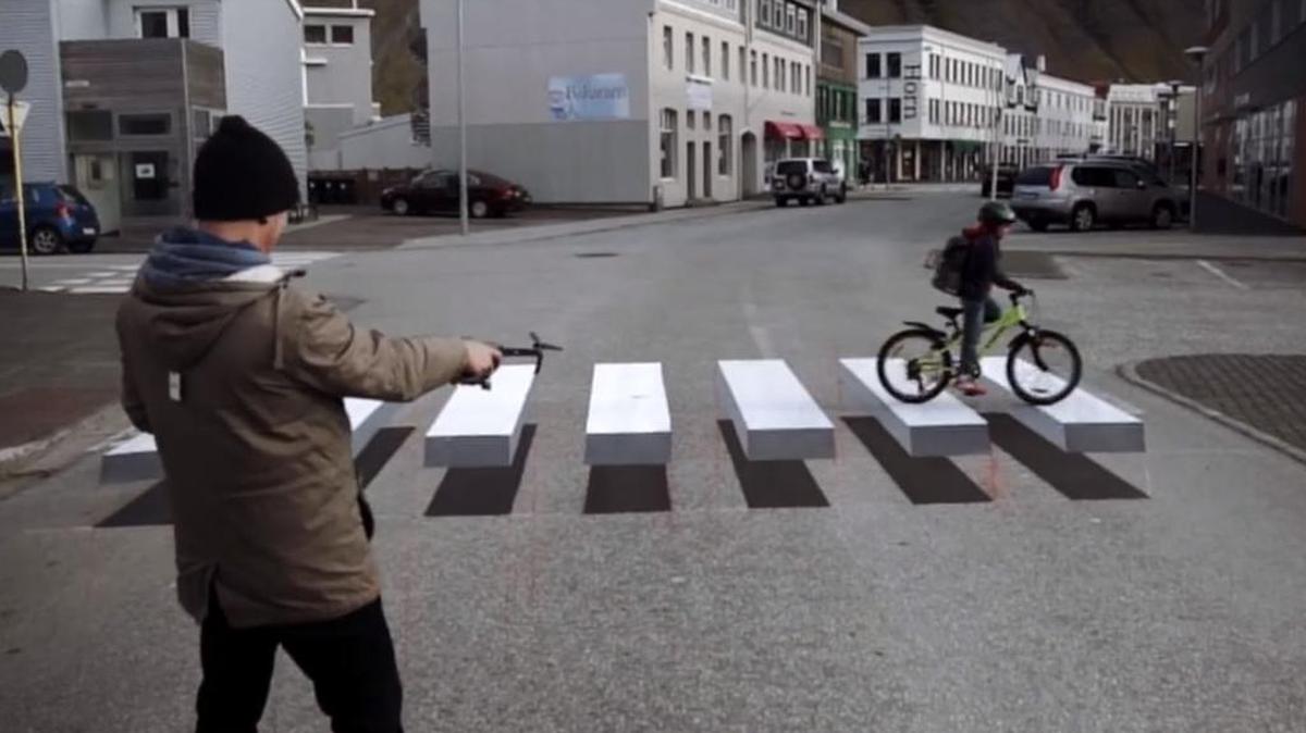 Captura de pantalla de un video que muestra el cruce peatonal en Ísafjörður, Islandia.