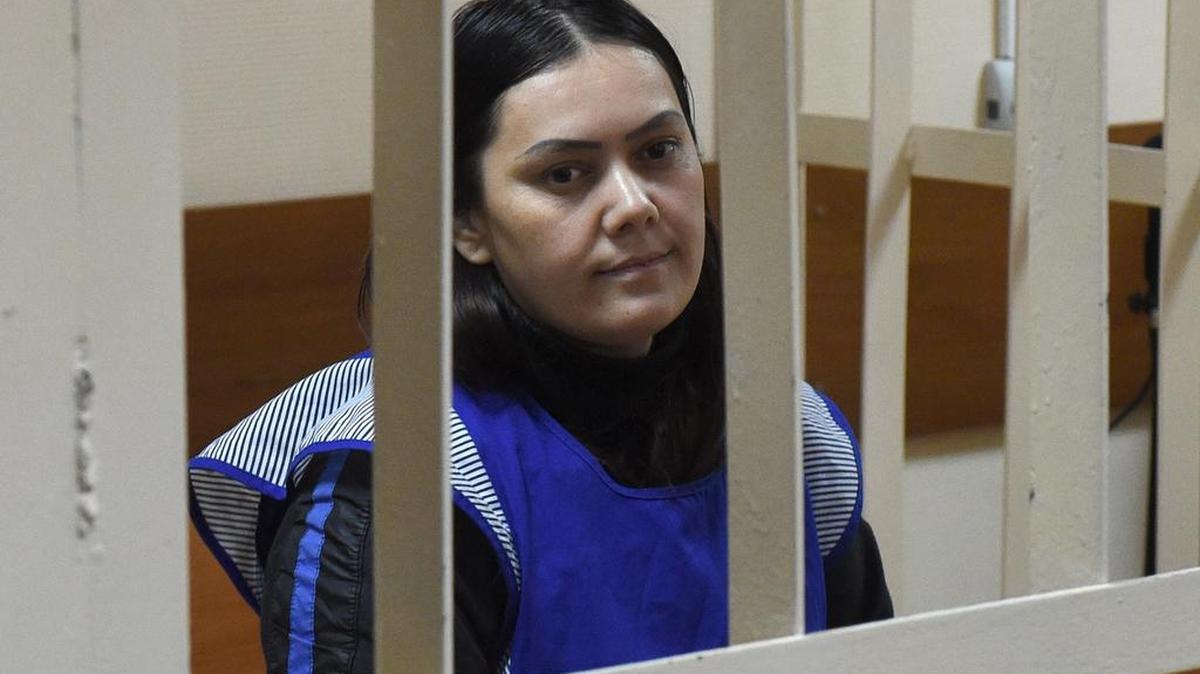 La cuidadora Gulchejrá Bobokúlova, de 38 años, permanece en una celda del tribunal de distrito de Presnensky en Moscú, Rusia, el 2 de marzo de 2016.