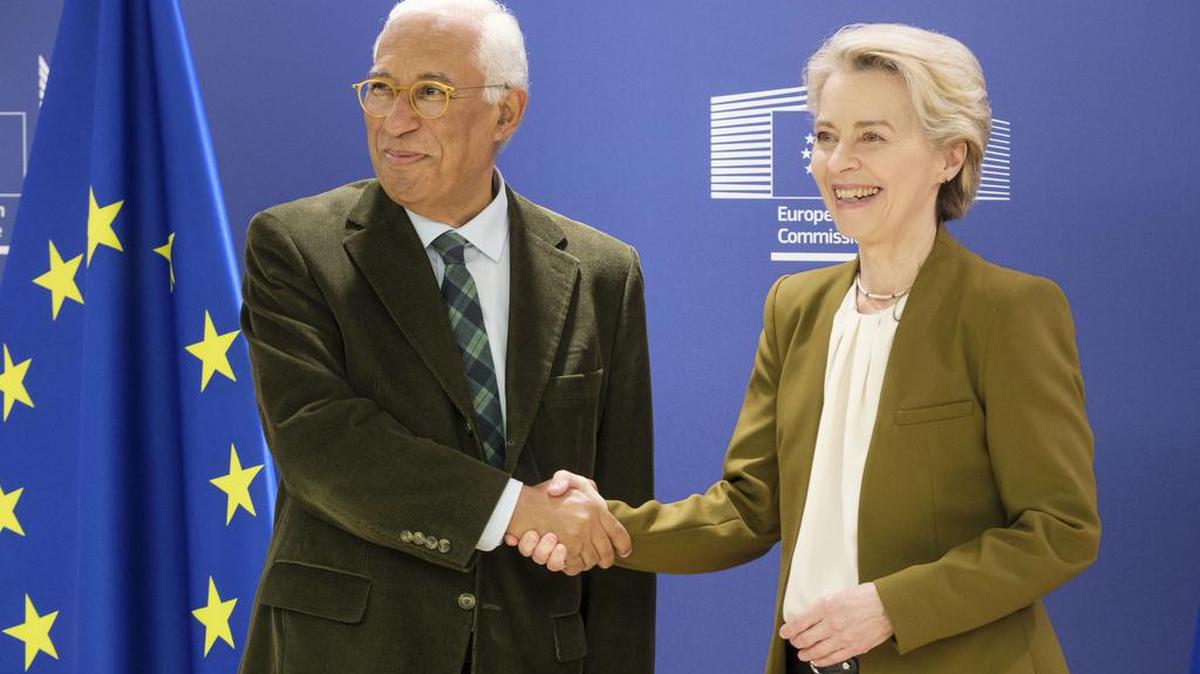 El presidente entrante del Consejo Europeo, Antonio Luis Santos da Costa GCIH, es recibido por la presidenta de la Comisión Europea, Ursula von der Leyen, antes de una reunión bilateral en Berlaymont, la sede de la Comisión Europea, el 30 de octubre de 2024 en Bruselas, Bélgica.