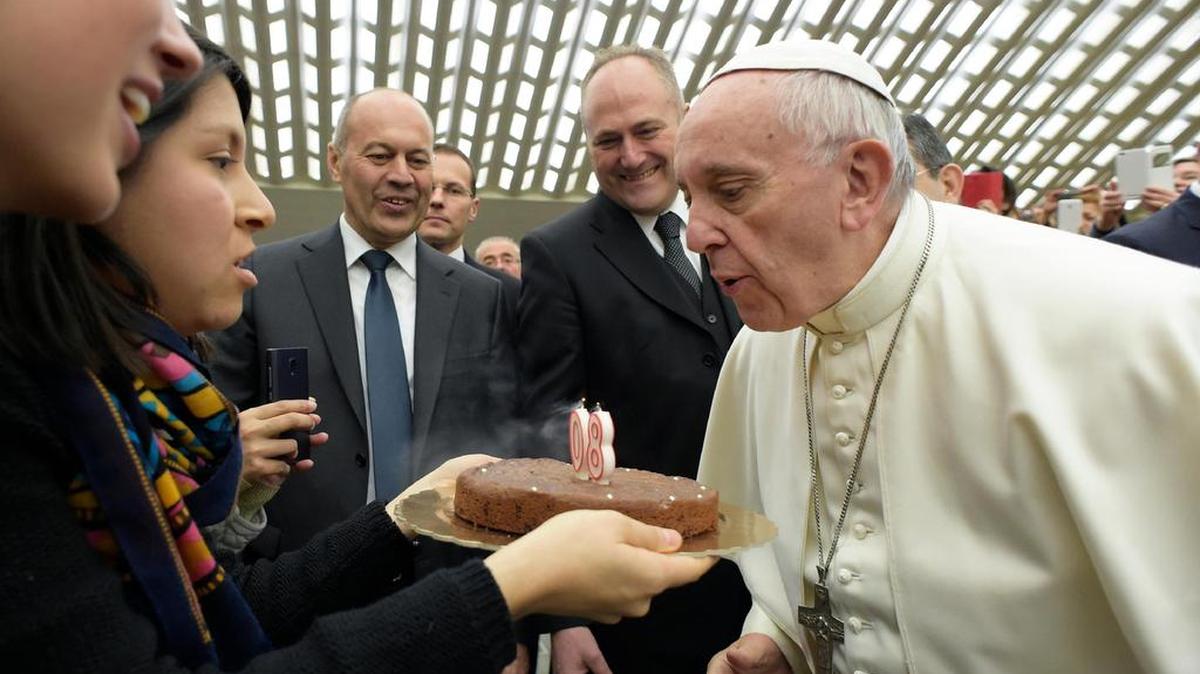 El papa Francisco sopla la vela de un pastel por su cumpleaños el miércoles en El Vaticano. El papa, que cumple 80 años este sábado, bromeó al decir que celebrar un cumpleaños antes de tiempo “trae mala suerte”.