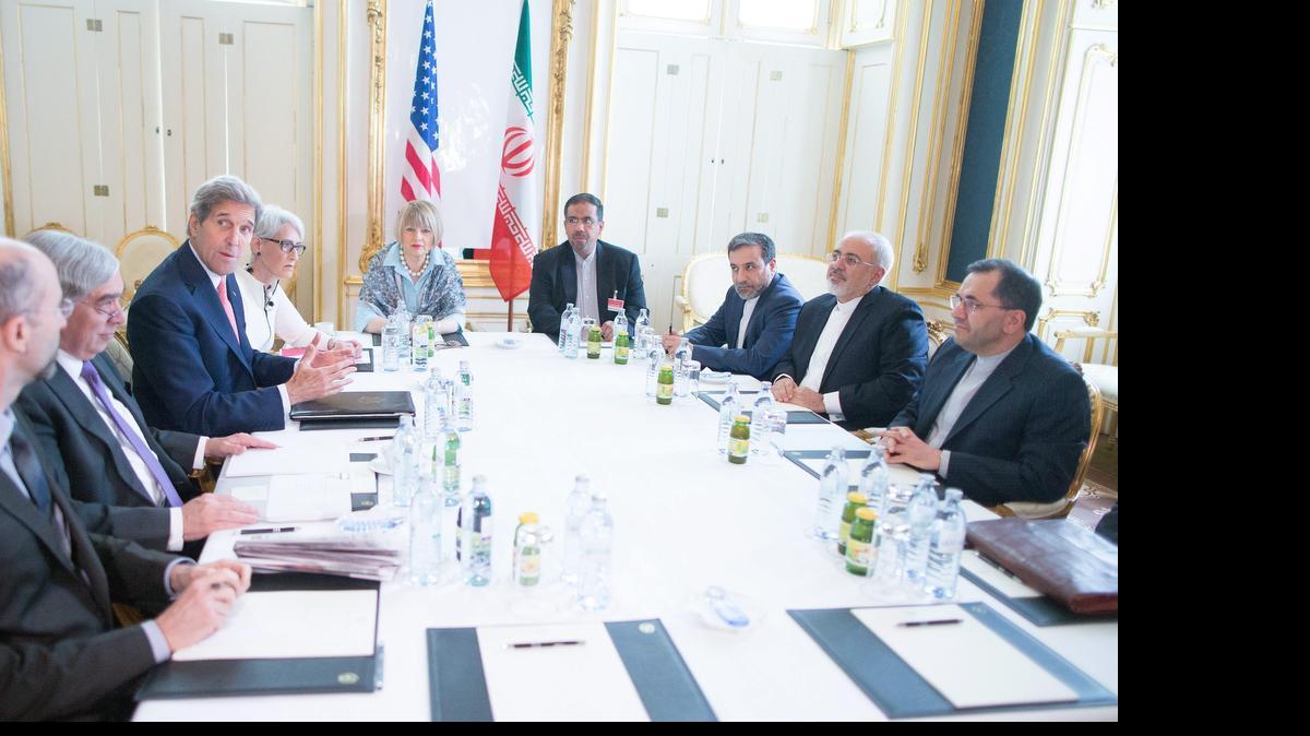 
Las seis potencias internacionales intentan cerrar un acuerdo con Irán que limite su programa nuclear y aumente las inspecciones internacionales, de forma que Teherán no pueda desarrollar un arma atómica a corto plazo.
