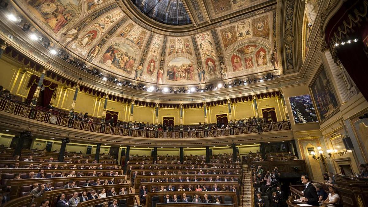 Mariano Rajoy se dirige el viernes a los legisladores españoles en Madrid, durante la segunda ronda del debate de investidura.