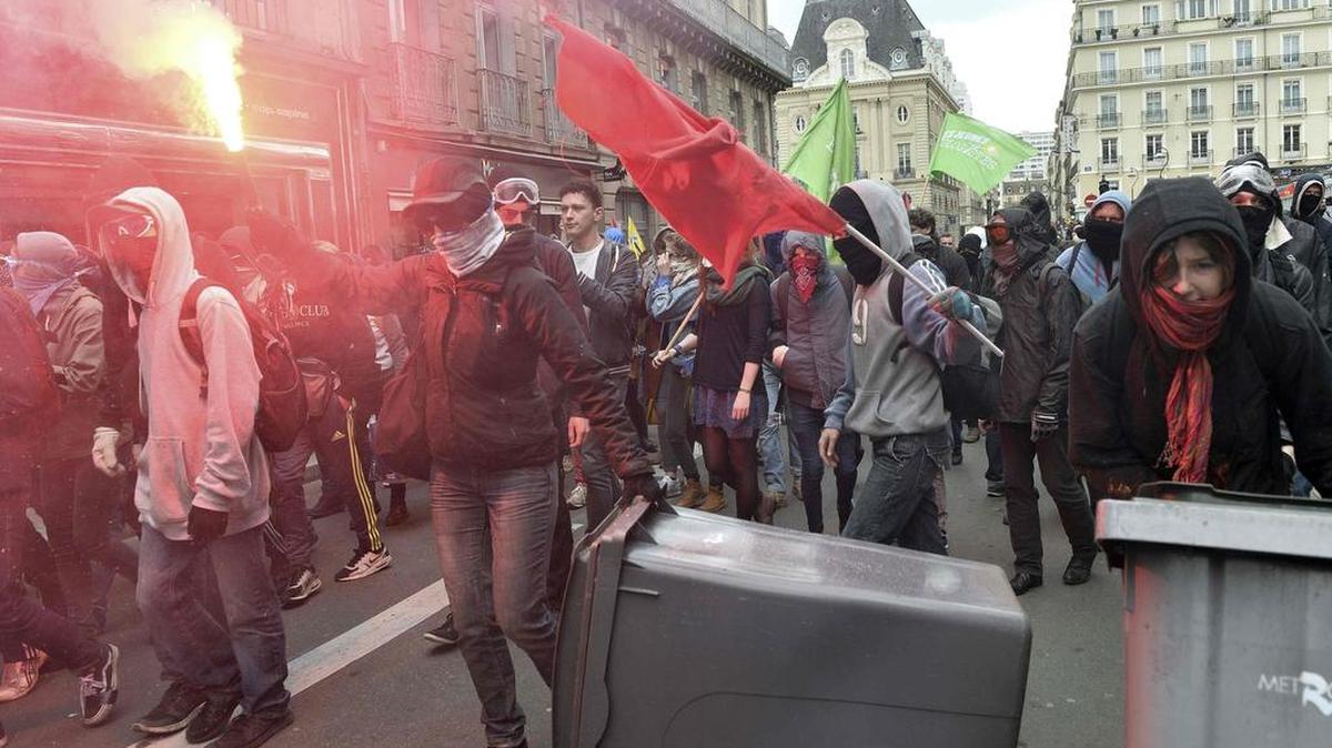 Miles de estudiantes franceses, unos 3,400 según la policía, salieron el martes a manifestarse en París para protestar contra la reforma laboral que prepara el gobierno socialista.