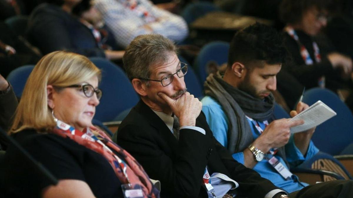 Los investigadores Daniel Kuritzkes (centro) y Sharon Hillier (izq.), destacados a nivel mundial, durante la inauguración del VIII Congreso Nacional GeSIDA en San Sebastián.
