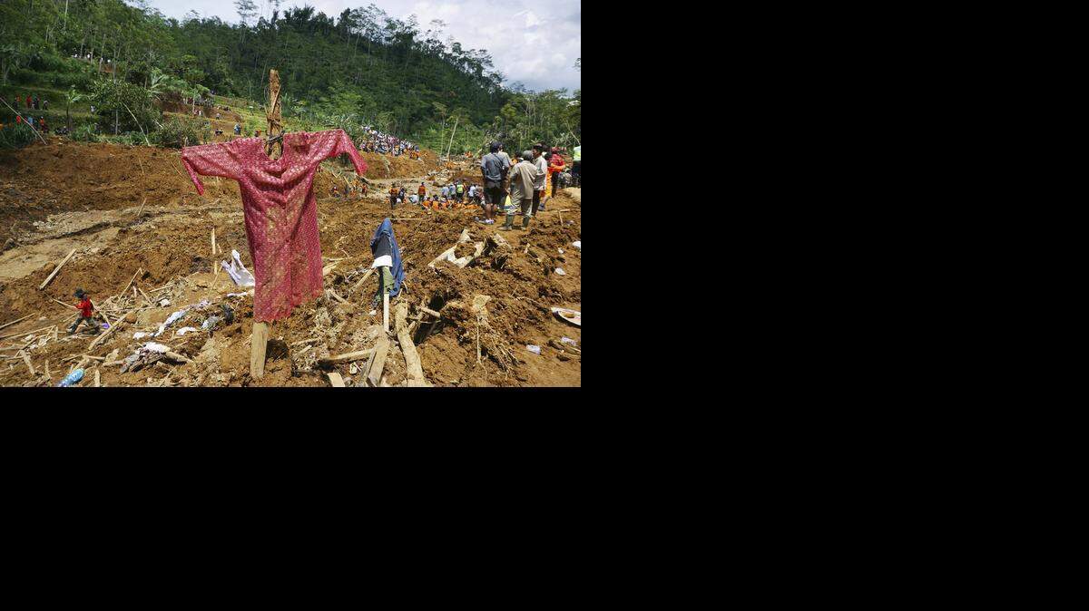 
Las autoridades indonesias elevaron a 51 el número de muertos y mantuvieron en 57 los desaparecidos por una avalancha de tierra ocurrida en la ciudad de Jemblung.
