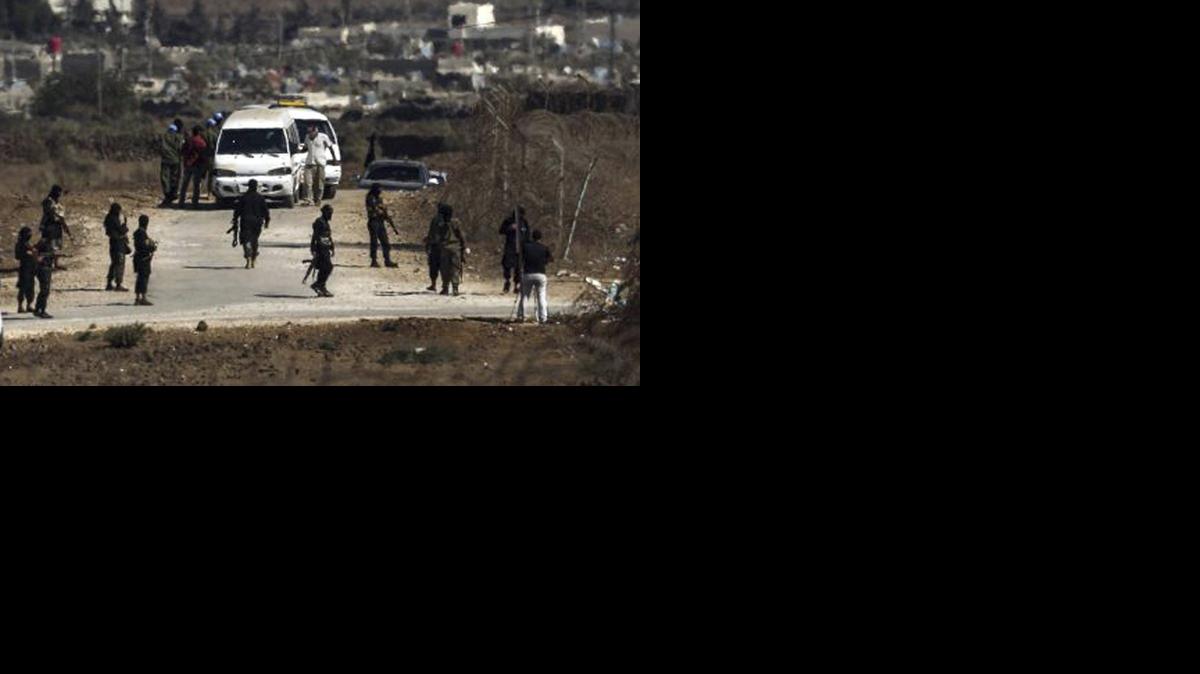 <cutline_leadin>Rebeldes sirios</cutline_leadin> del Frente Al-Nusra rodean un vehículo con los miembros de la fuerza de paz de la ONU secuestrados durante su liberación.<252><252>