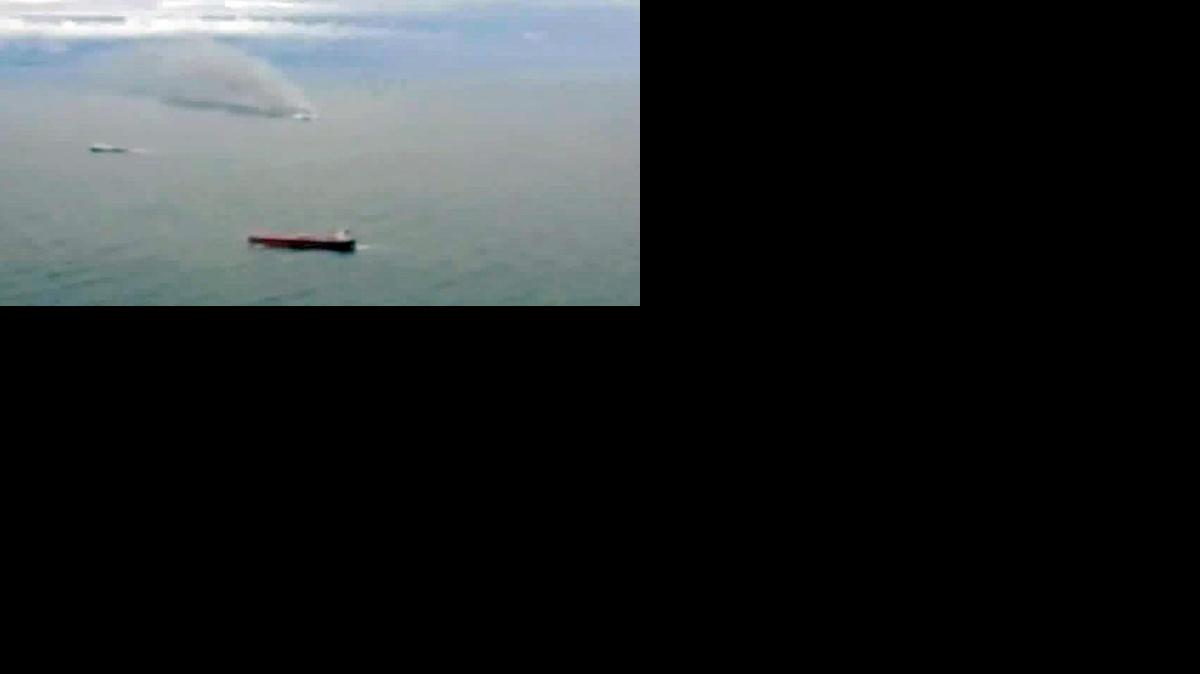
Una imagen tomada de la televisión muestra el ferry Norman Atlantic, que se incendió cerca de Grecia.
