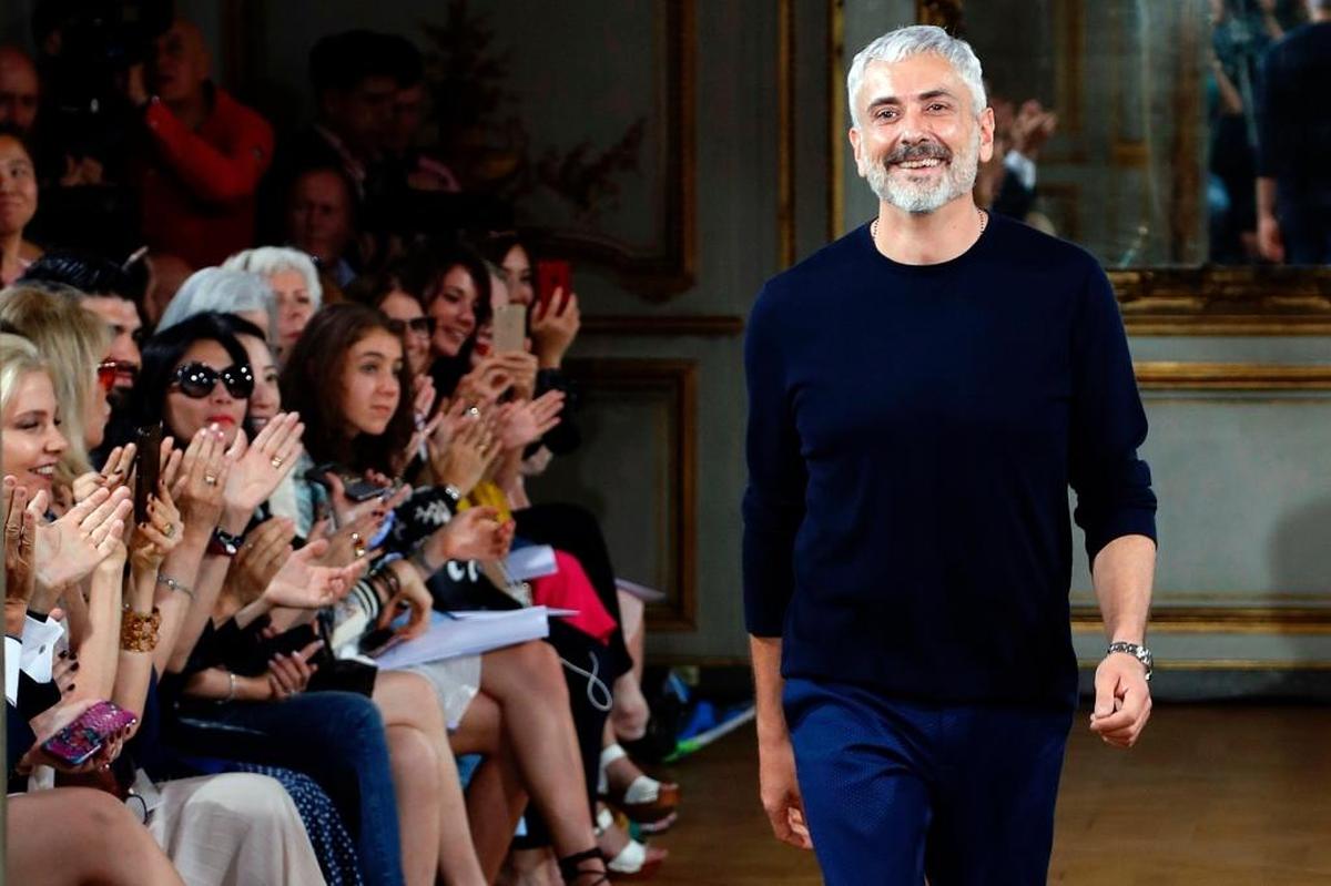 El diseñador de moda Antonio Grimaldi reconoce al público al final de su colección de alta costura otoño / invierno de 2017 en París el 3 de julio de 2017.