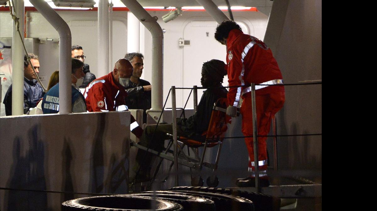 
Un migrante africano rescatado del naufragio en el que murieron cientos de personas es transportado a Catania, Italia.
