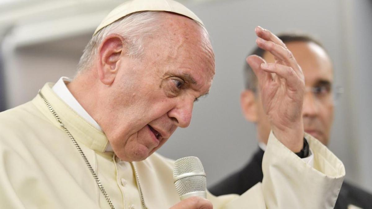 El papa Francisco hace una declaración a los periodistas a bordo del avión durante el vuelo de regreso a Italia tras su visita apostólica a Sudamérica, el 22 de enero de 2018.