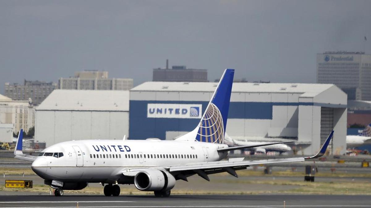 Foto de archivo del 8 de septiembre de 2015, avión de United Airlines aterriza en el aeropuerto de Newark.