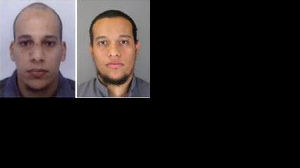 
Fotografías cedidas sin fechar facilitadas por la Policía francesa en París el 8 de enero de 2015, que muestra a Cherif Kouachi, 32, (i) y su hermano Said Kouachi, 34, (d), sospechosos de la masacre contra el semanario satírico "Charlie Hebdo", el 7 de enero de 2015, en París. Uno de los tres sospechosos de haber participado en la masacre contra "Charlie Hebdo", en la que murieron doce personas, se entregó a la policía en la localidad de Charleville-Mézières, junto a la frontera con Bélgica. Mourad Hamyd, de 18 años, se rindió a la policía tras haber supuestamente colaborado en los crímenes cometidos por los hermanos Said y Cherif Kouachi, cuyas identidades han sido difundidas por la policía para pedir la colaboración ciudadana en su búsqueda, señalaron los medios franceses. 
