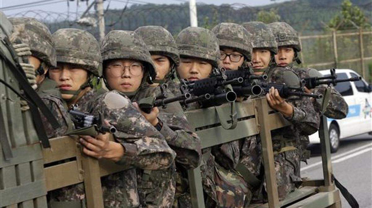 Soldados surcoreanos en un camión en Peju, al sur de la zona desmilitarizada que divide Corea del Sur y Corea del Norte, el lunes 24 de agosto de 2015.