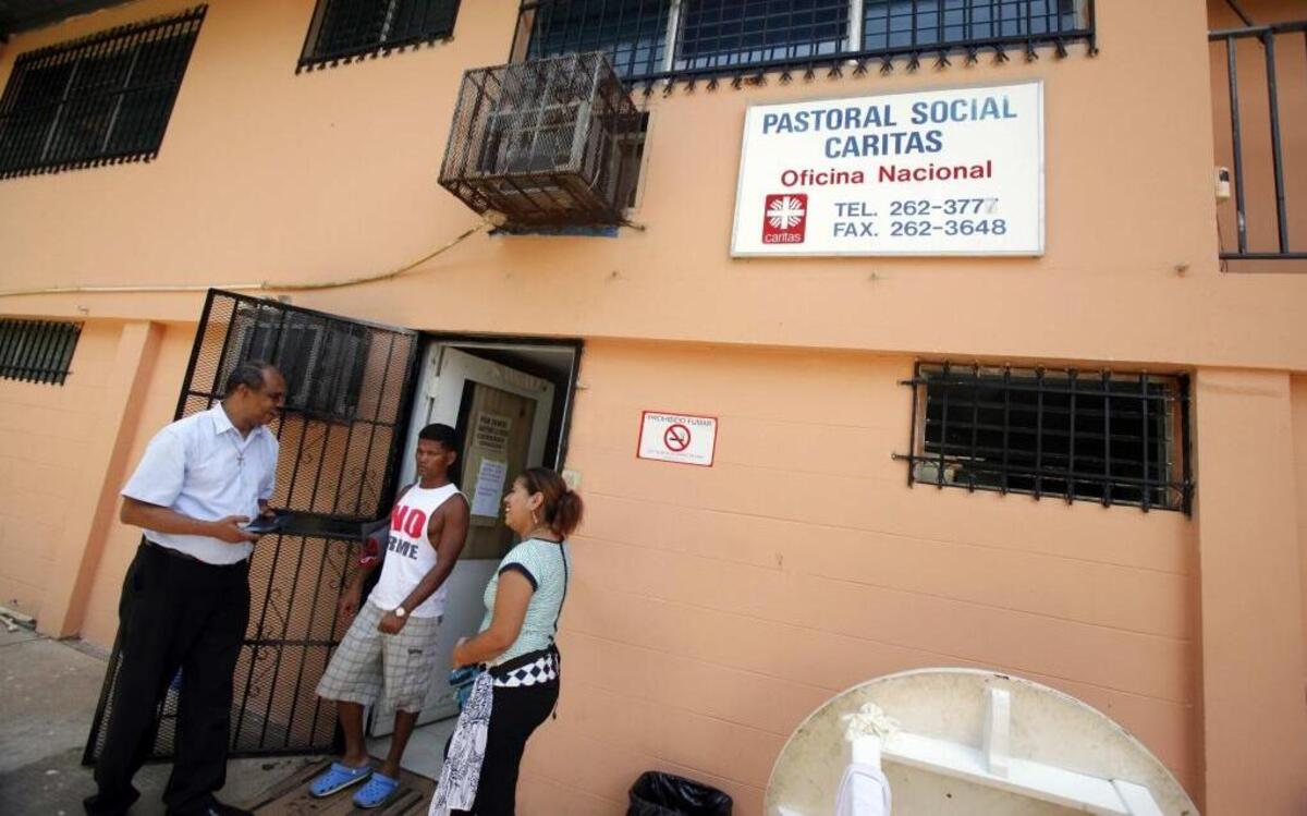 Emigrantes cubanos permanecen en la sede de la Pastoral Social Cáritas en Ciudad de Panamá (Panamá). Cerca de 300 cubanos se encuentran refugiados en varias iglesias de la capital panameña.