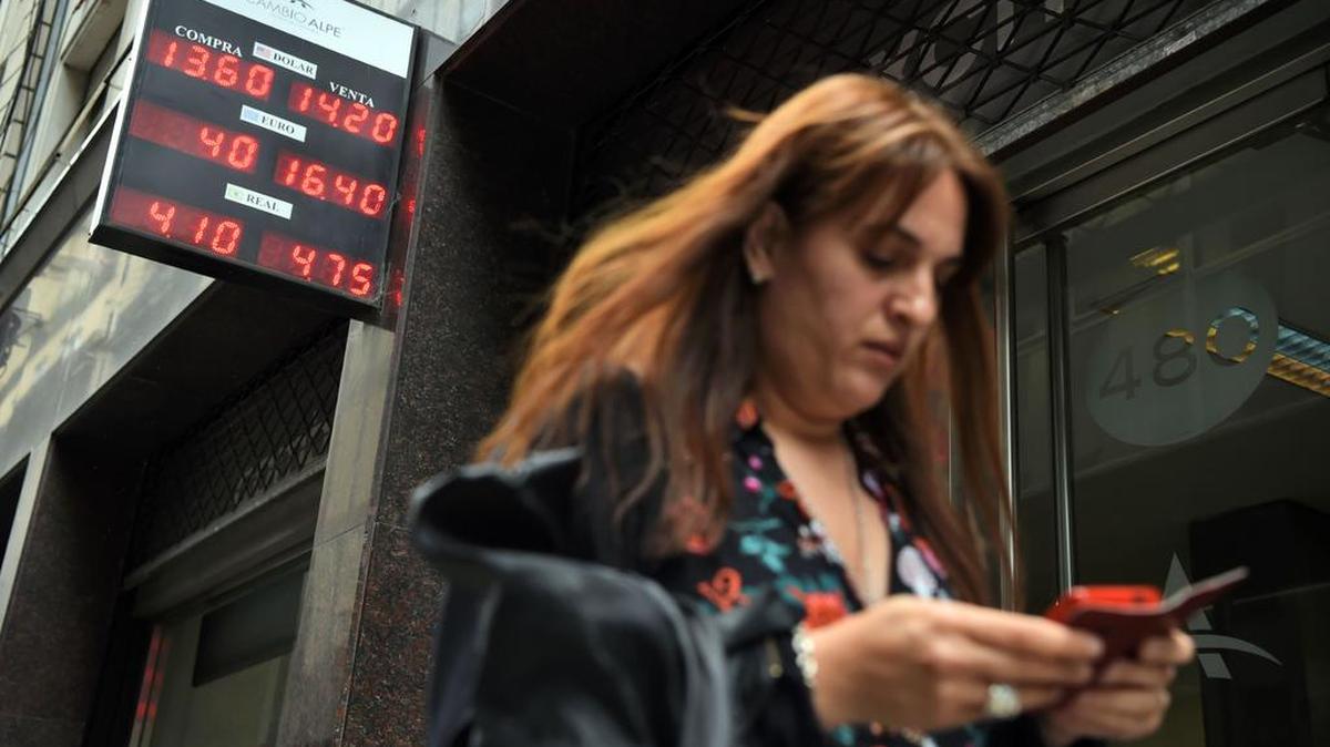 Las casas de cambio y bancos argentinos abrieron hoy, en la primera jornada tras el levantamiento de las restricciones cambiarias conocidas como "cepo", con una fuerte depreciación del peso argentino y tras 45 minutos de operaciones esa divisa bajaba en torno a un 47 % frente al dólar.