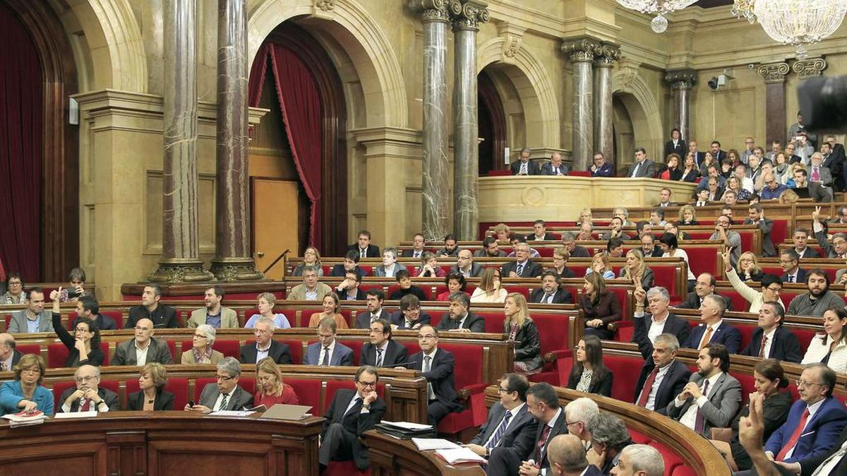 Vista del pleno del Parlament de Cataluña en el momento de la votación de la resolución conjunta de Junts pel Sí y la CUP que pretende ser el inicio del proceso hacia la independencia de Cataluña, una resolución que, según ha anunciado el Gobierno, será recurrida ante el Tribunal Constitucional.