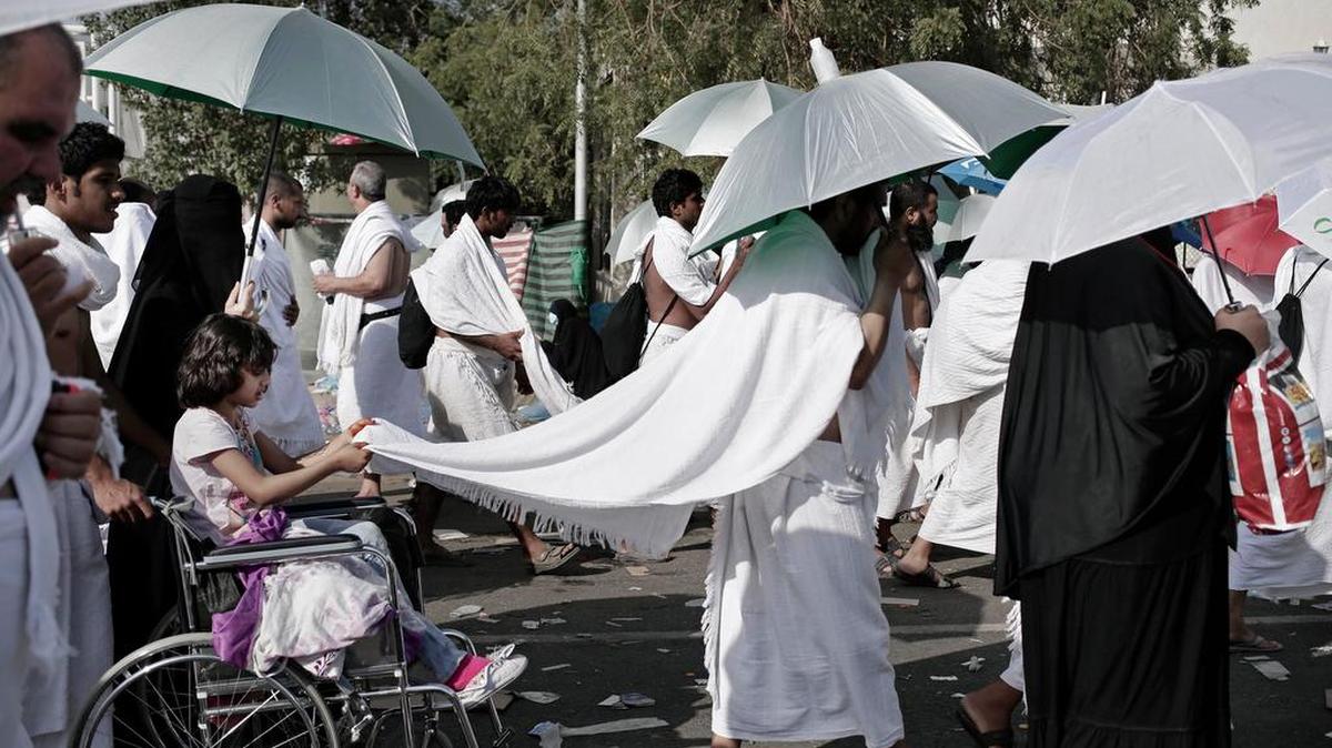 Una familia saudita se abre paso frente a la mezquita Namira.