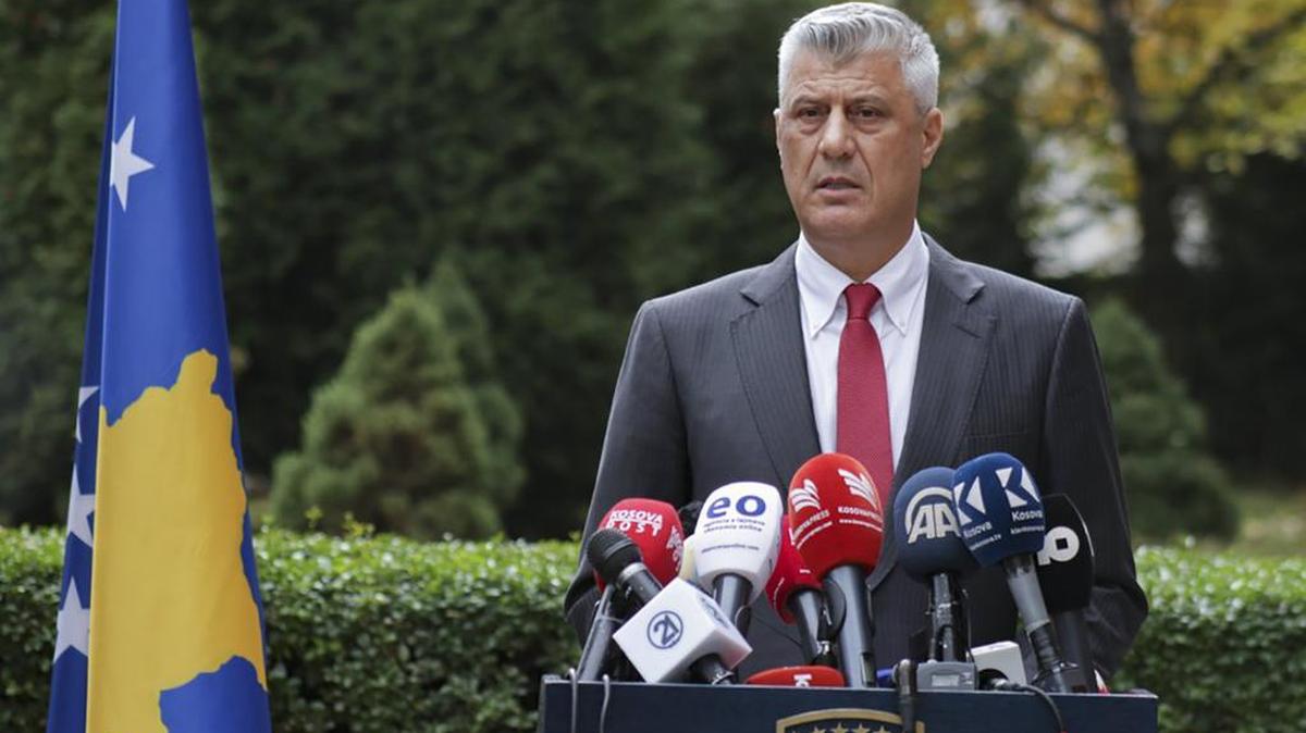 El presidente de Kosovo, Hashim Thaci, se dirige a la nación desde la capital Pristina, al anunciar su renuncia para enfrentar cargos por crímenes de guerra, el 5 de noviembre del 2020.