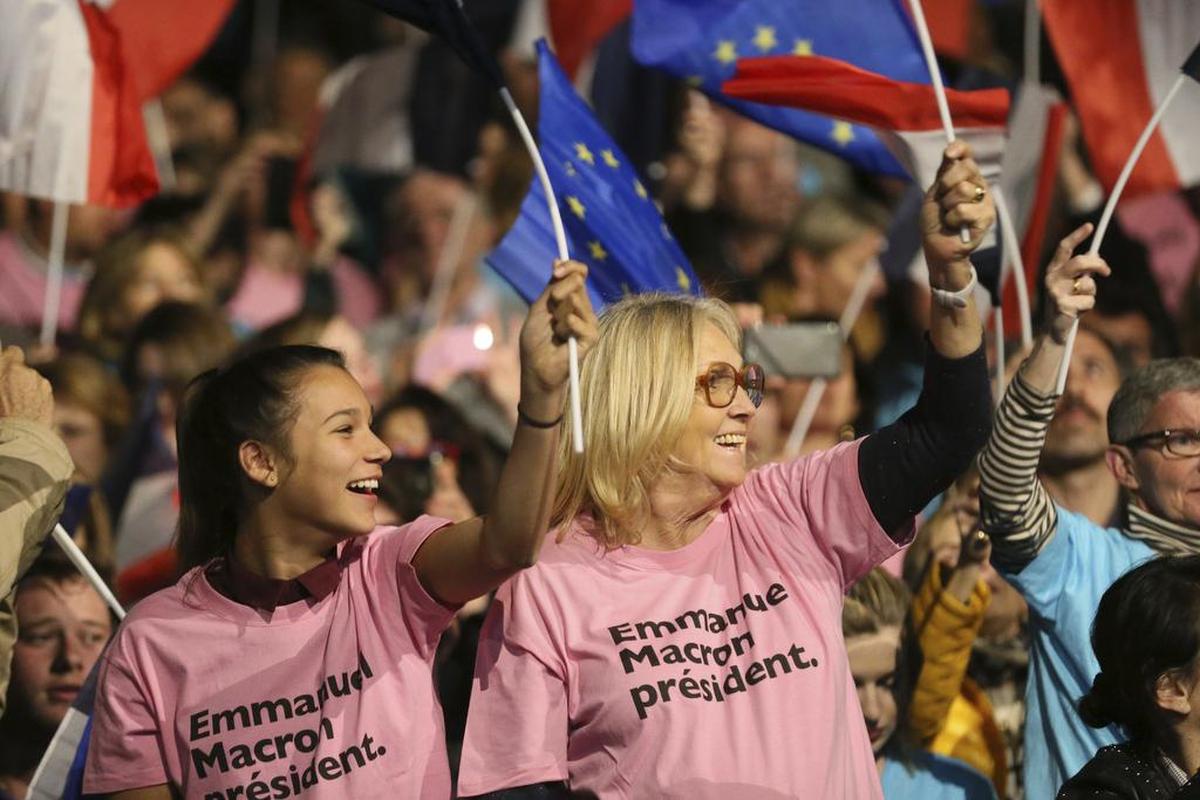Seguidores del candidato presidencial centrista Emmanuel Macron participan en un mitin de campaña en Nantes, el oeste de Francia, el miércoles 19 de abril de 2017.