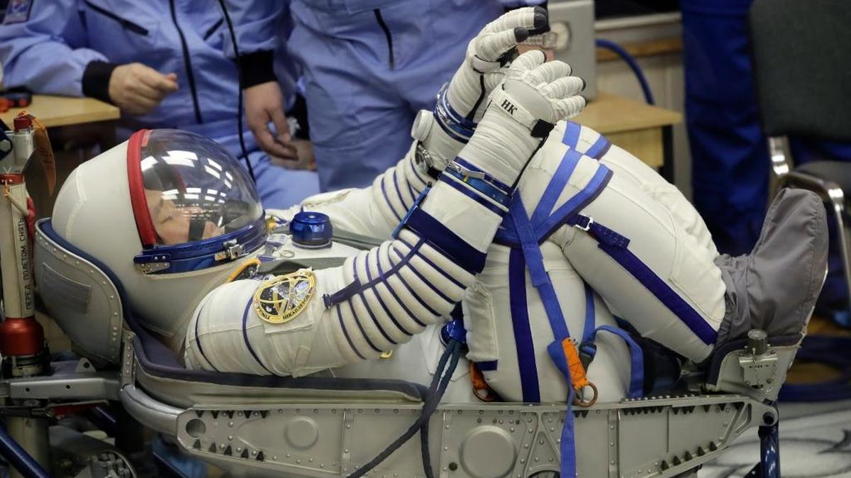 El astronauta japonés Norishige Kanai durante la inspección de su traje espacial previa al lanzamiento de un cohete Soyuz rumbo a la Estación Espacial Internacional el pasado 17 de diciembre del 2017.