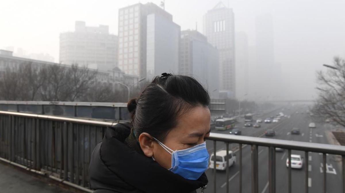 De acuerdo con Greenpeace, 460 millones de personas en el norte del país viven estos días la peor oleada de polución de 2016, con 23 ciudades en alerta roja por esmog, lo que ha llevado a la organización medioambiental a pedir que el país "adopte limitaciones más estrictas en el consumo de carbón".