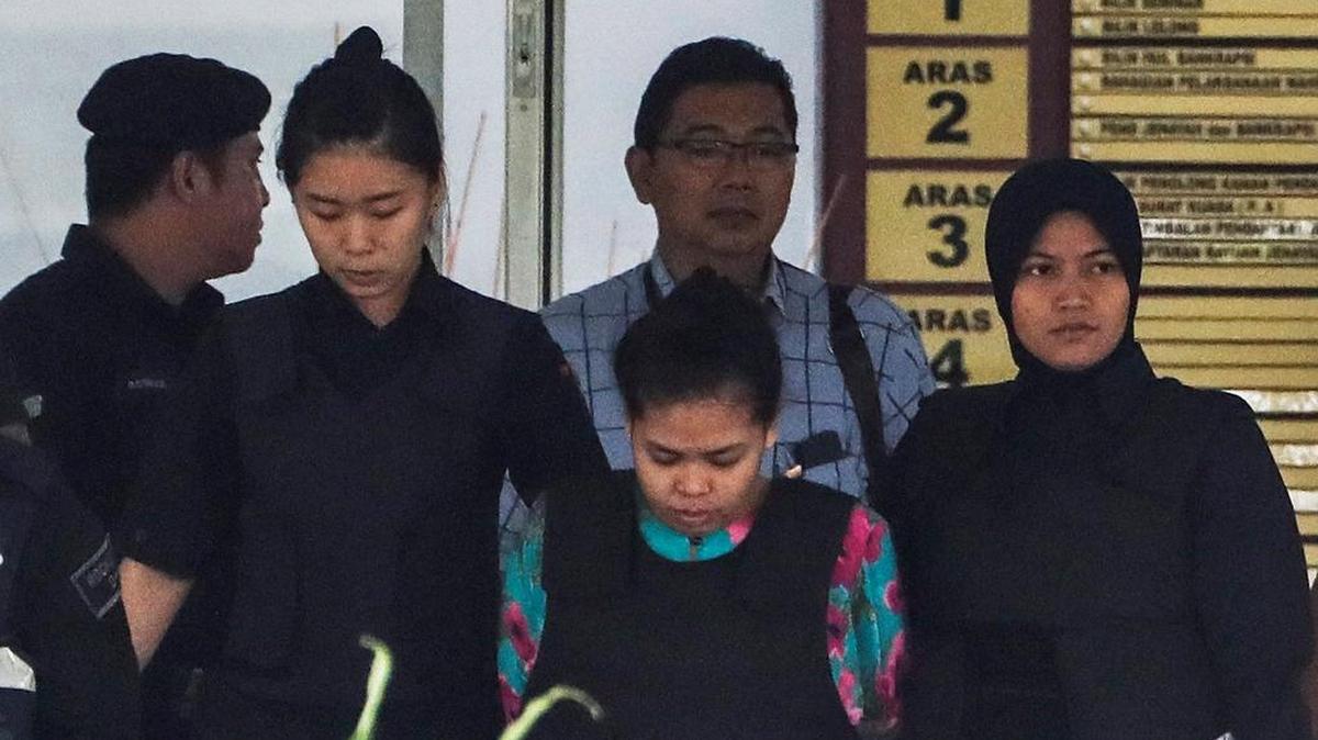 La indonesia Siti Aisyah (c), detenida por ser presunta autora del asesinato de Kim Jong-Nam, es escoltada por policías malasias hacia el Tribunal Supremo de Shah Alam (Malasia), el 3 de octubre de 2017.