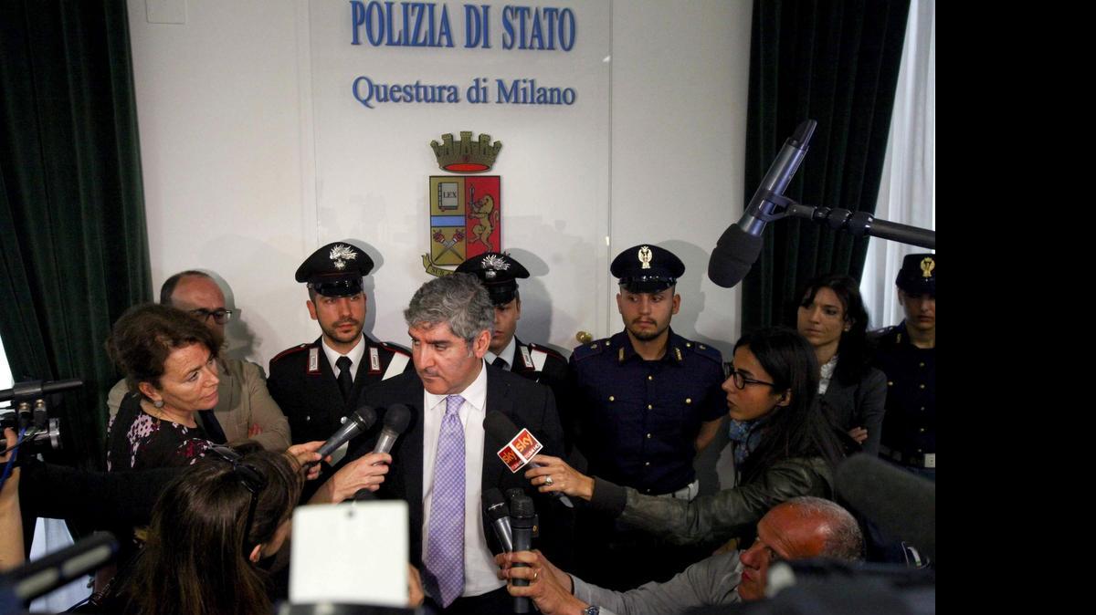 
El fiscal Bruno Megale (cen.), durante una rueda de prensa para informar sobre la detención de un hombre marroquí, considerado uno de los presuntos autores de la masacre del Museo del Bardo de Túnez del pasado 24 de marzo, en Milán, Italia, el miércoles.
