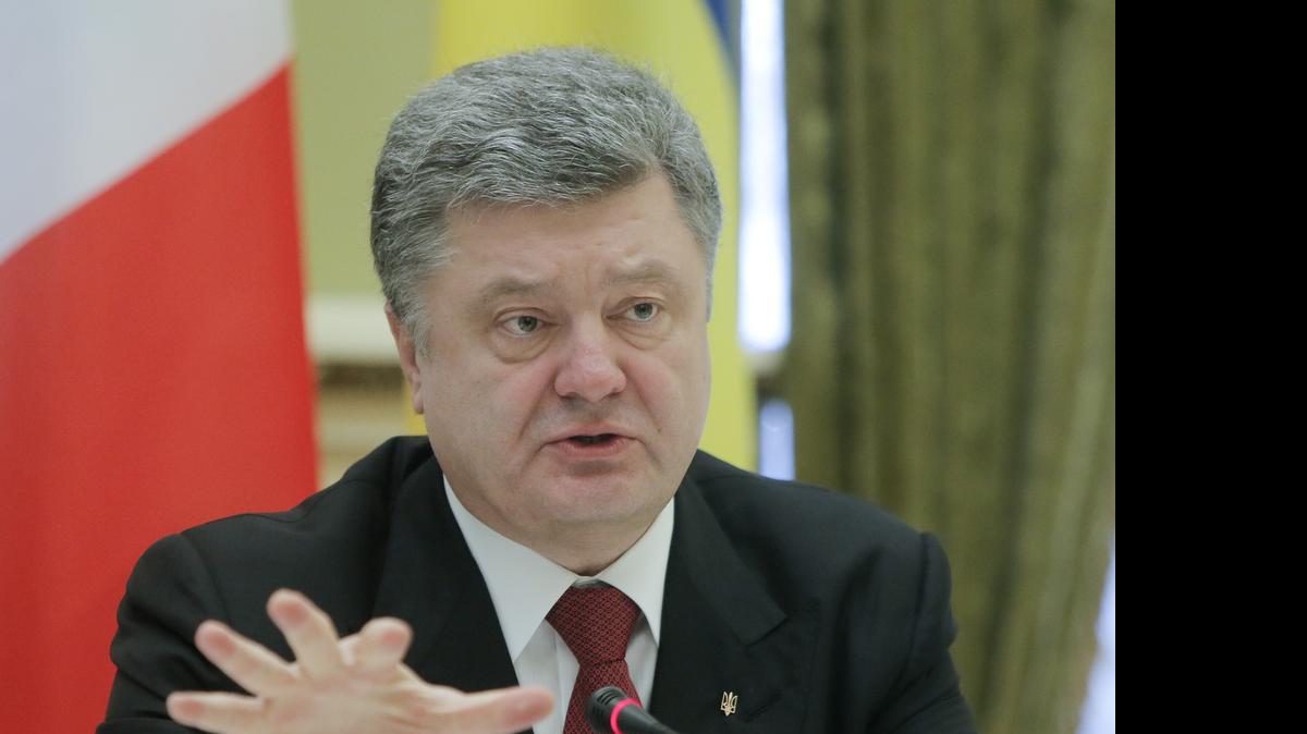 
El presidente de Ucrania, Petro Poroshenko, pidió a la Unión Europea que apoye su iniciativa de enviar una fuerza internacional a las regiones azotadas por la guerra. 
