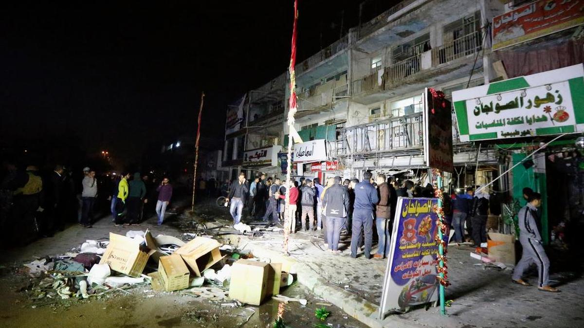 El ataque más sangriento tuvo lugar cerca de un mercado del barrio chiita de Ciudad Sadr, en el norte de la capital iraquí, donde un coche bomba estalló matando al menos a 64 personas e hiriendo a 82.