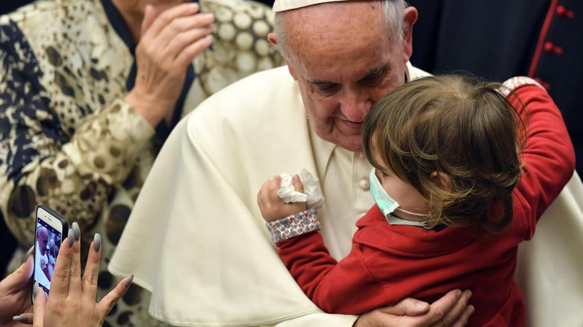 El papa Francisco sostiene a un niño después de una audiencia con un hospital pediátrico de Rome, el jueves.