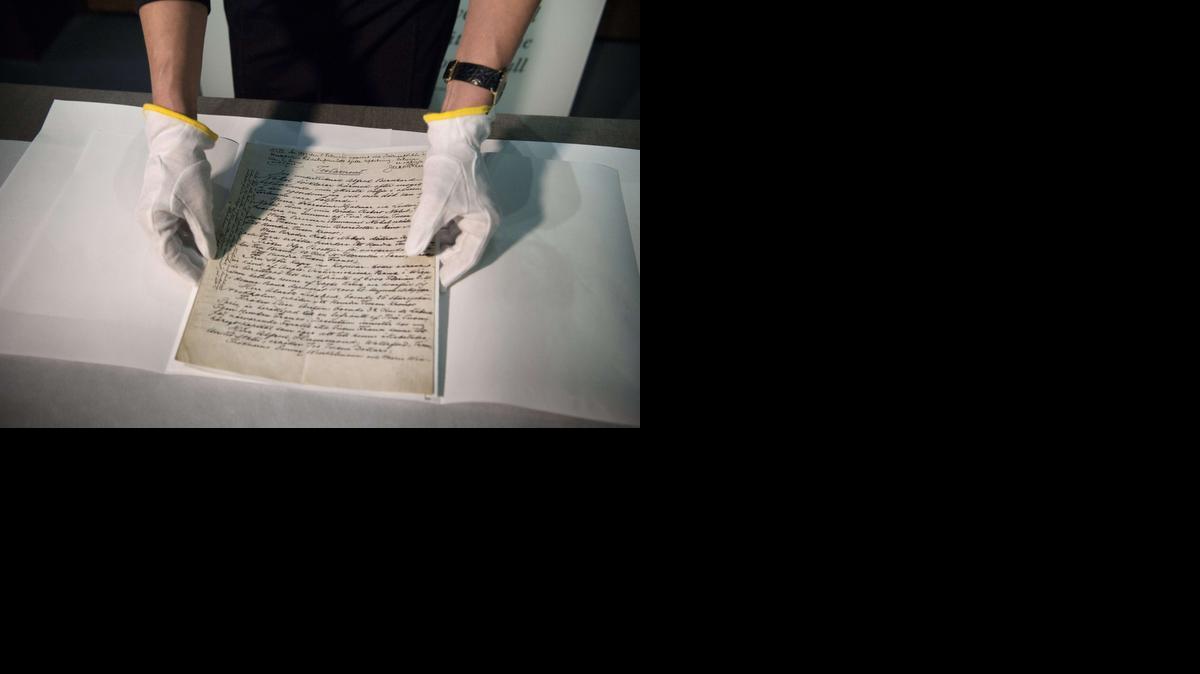 
Margrit Wettstein, curadora del Museo Nobel, presenta el testamento del científico sueco Alfred Nobel, el 12 de marzo.
