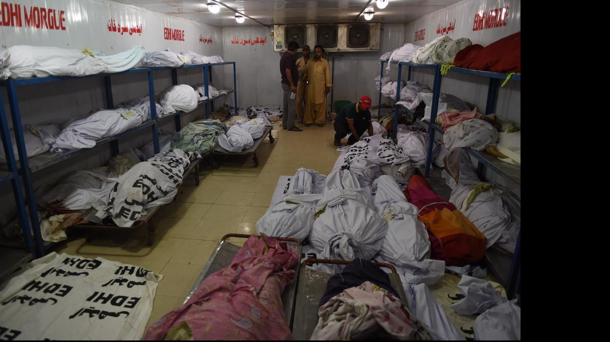 
La ola de calor en Karachi, la ciudad más grande de Pakistán, y en otros distritos de la provincia del Sindh, provocó al menos 122 muertos, anunció el domingo el secretario de Salud +provincial, Saeed Mangnejo.

