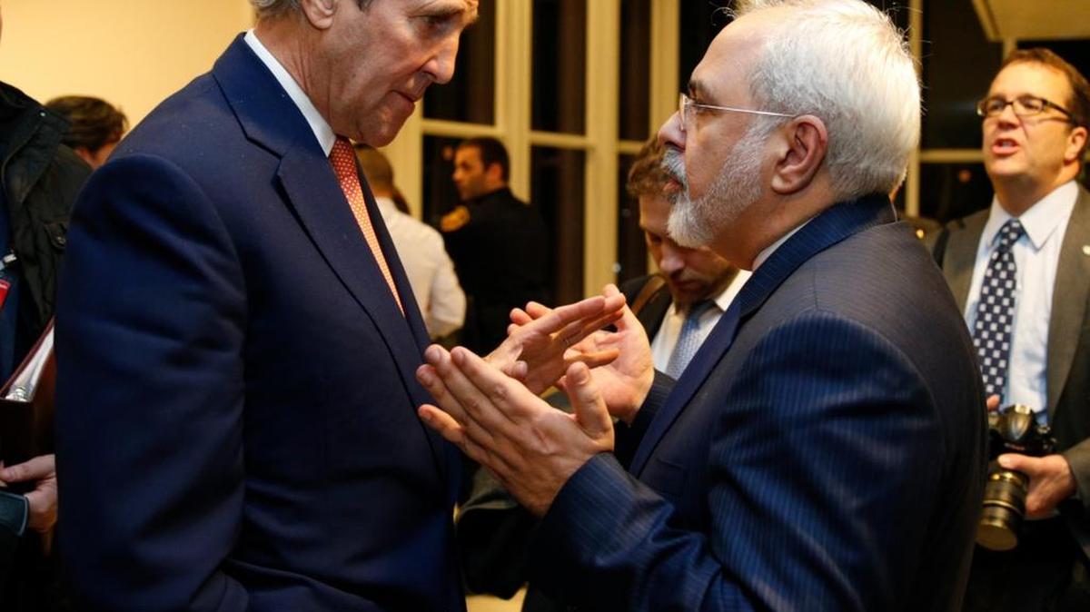 El Secretario de Estado, John Kerry (izq.), conversa con el ministro de exteriores iraní Mohammad Javad Zarif, en Vienna, el lunes.
