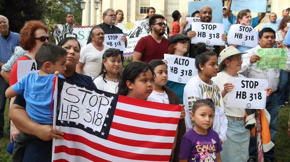 
Varias personas se presentaron este miércoles 30 de septiembre 2015, en las oficinas del gobernador del estado, Pat McCrory, en el antiguo Capitolio de Raleigh, la capital de Carolina del Norte, para expresar su descontento ante la aprobación de la ley en la Cámara de Representantes que elimina las matrículas consulares y prohíbe las ciudades santuarios. 
