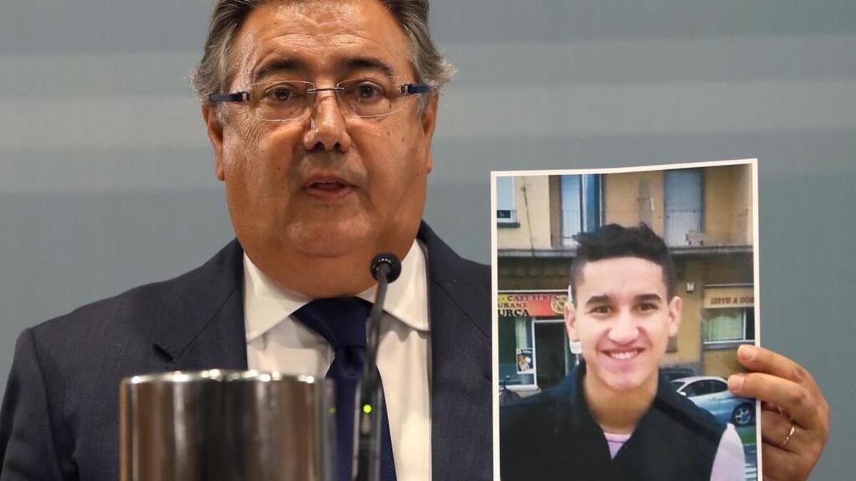 El ministro del Interior, Juan Ignacio Zoido, durante la rueda de prensa el lunes en Madrid, muestra una foto de Younes Abouyaaqoub, identificado como el conductor que atropelló y mató a una decena de personas en Las Ramblas, Barcelona.