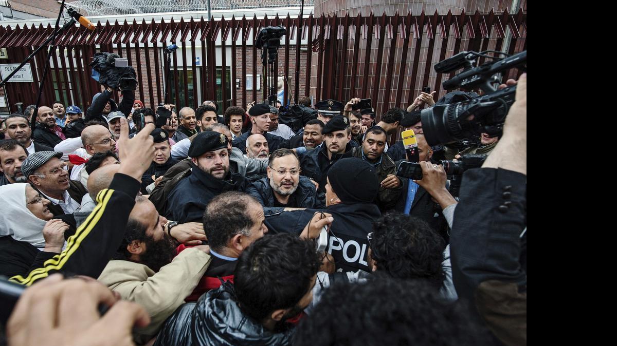 
El periodista egipcio Ahmed Mansur (cent.) sale de la cárcel de Berlín, Alemania. La Asociación de la Prensa Alemana apremió a las autoridades de su país a no extraditar a Egipto a Mansur, detenido a requerimiento de Egipto.
