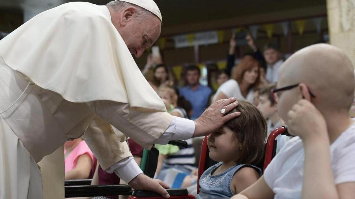 El papa Francisco bendice a una niña durante su visita al Hospital Universitario Infantil en Prokocim, Cracovia (Polonia), el 29 de julio de 2016.