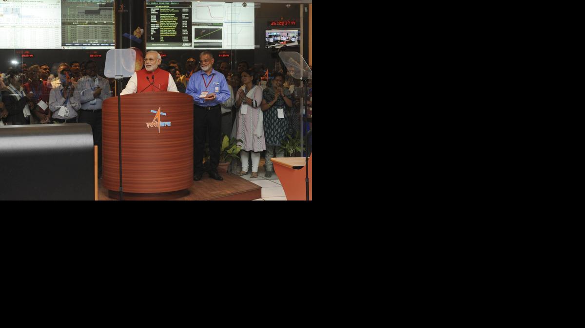 <cutline_leadin>El primer</cutline_leadin> ministro indio, Narendra Modi (cen.), en un discurso a la nación después de que su país colocara su sonda Mangalyaan en la órbita del planeta Marte.<252><252>
