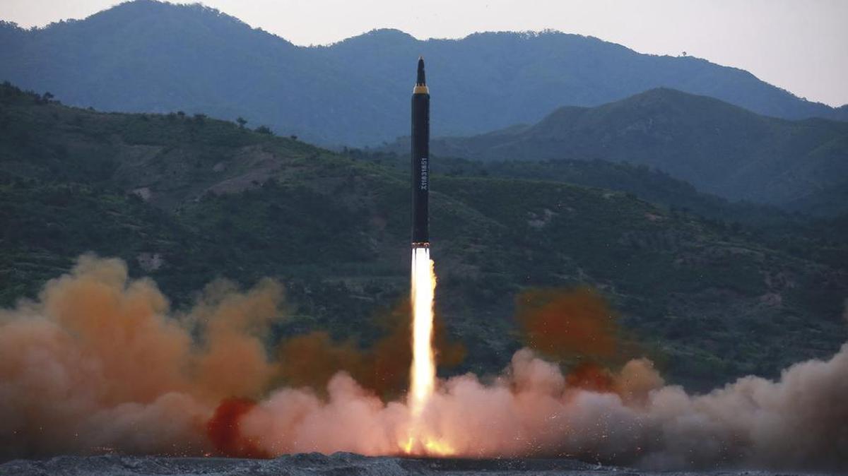Foto distribuida por el gobierno de Corea del Norte muestra el "Hwasong-12", un nuevo tipo de misil balístico en un lugar no revelado en Corea del Norte.