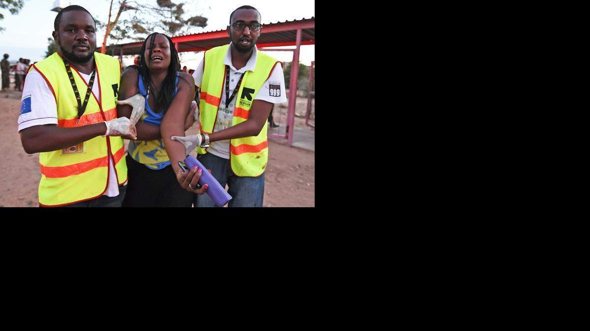 
Paramédicos ayudan a una estudiante herida durante un ataque terrorista por el grupo terrorista Shebab, en la Universidad de Garissa, en Kenia.  
