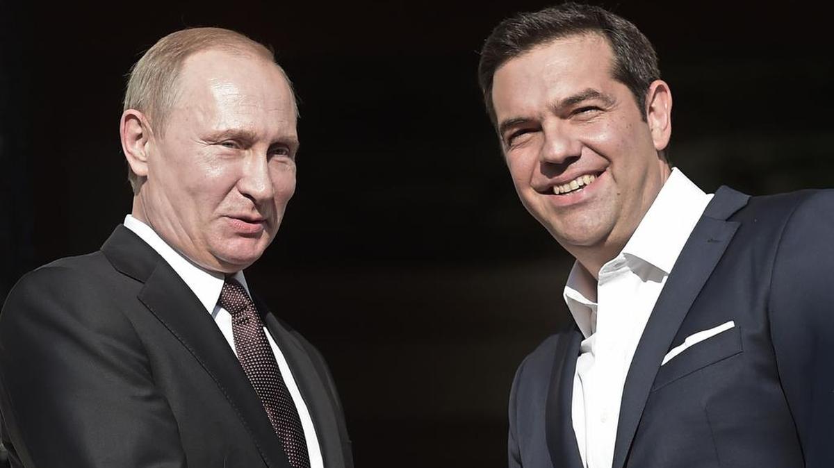 El dirigente ruso se entrevistó con el primer ministro griego, Alexis Tsipras (der.), con quien mantendrá primero una reunión bilateral a la que seguirá un encuentro ampliado en el que participarán sus ministros.