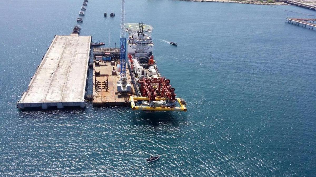 Vista aérea del barco que ha rescatado a una embarcación con inmigrantes a bordo, cerca de Melilli, Sicilia.