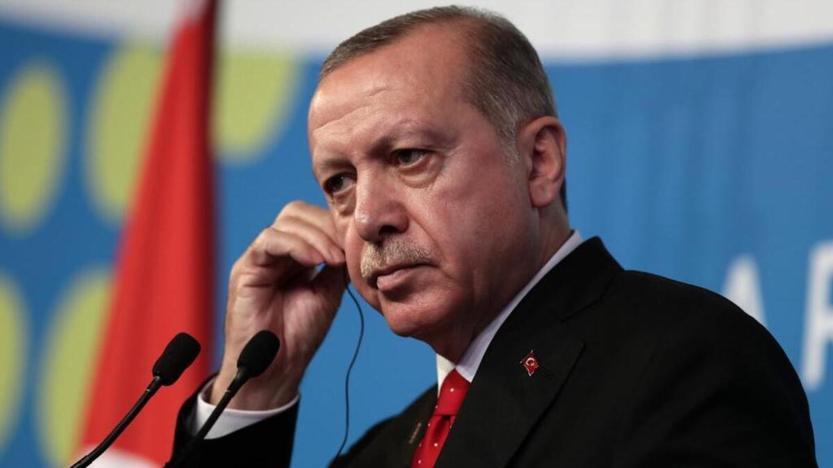 El presidente de Turquía, Recep Tayyip Erdogan, se ajusta el auricular durante su última conferencia de prensa en el segundo día de la Cumbre de Líderes del G20, en Buenos Aires, el 1 de diciembre de 2018.