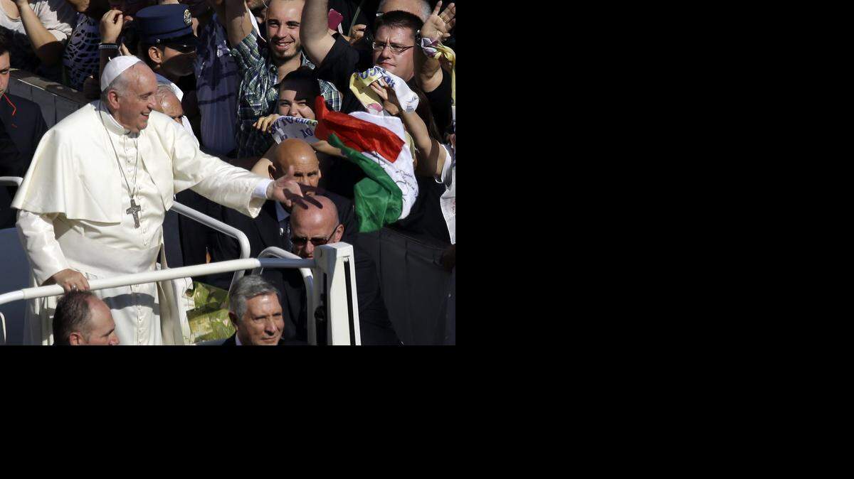 
El papa saluda a los feligreses reunidos en la Plaza de San Pedro para celebrar la beatificación del Pablo VI.


