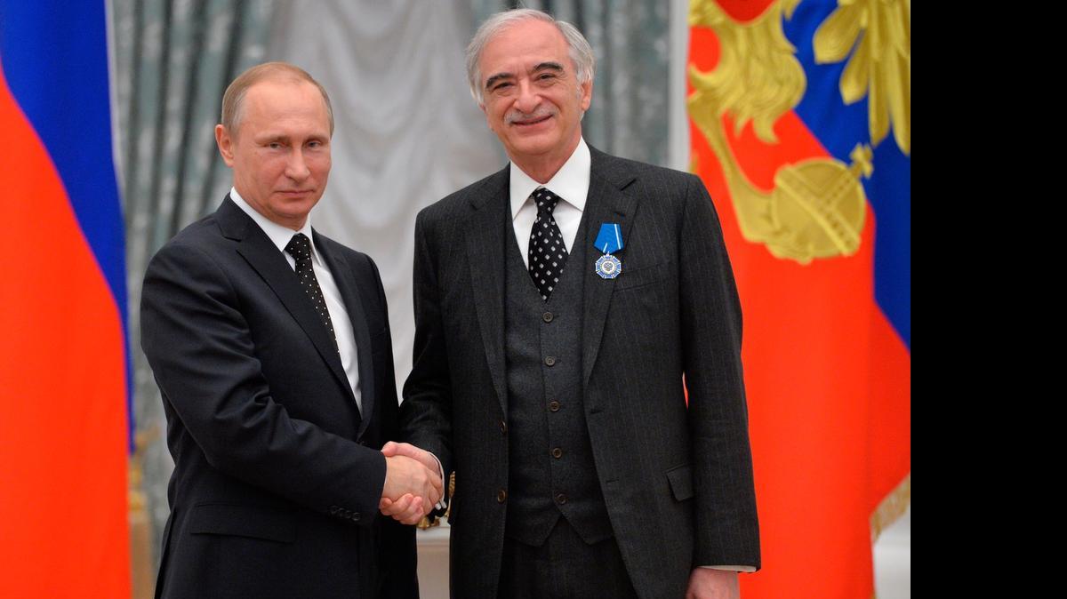 
El líder del Kremlin, que cifró las exportaciones de armas en $15,500 millones en el 2014, destacó que los clientes habituales saben que las armas rusas destacan por su “fiabilidad y alta efectividad”.
