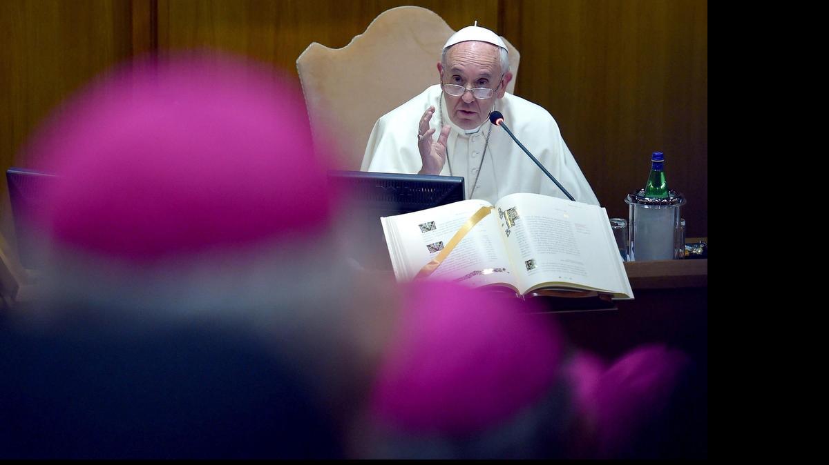 
El papa Francisco instó a los obispos a denunciar enérgicamente la corrupción y actuar más como pastores que como “pilotos” que imparten órdenes a los feligreses.
