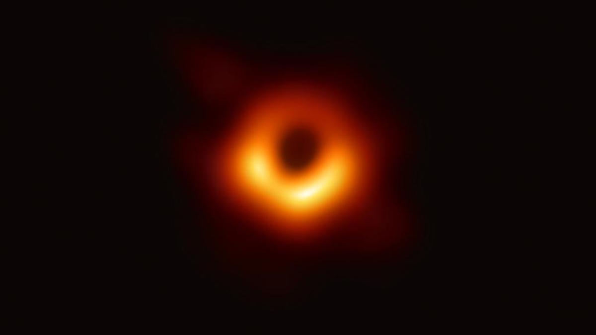 Foto que muestra la primera imagen de un agujero negro, de la galaxia Messier 87, el 7 de marzo del 2019.
